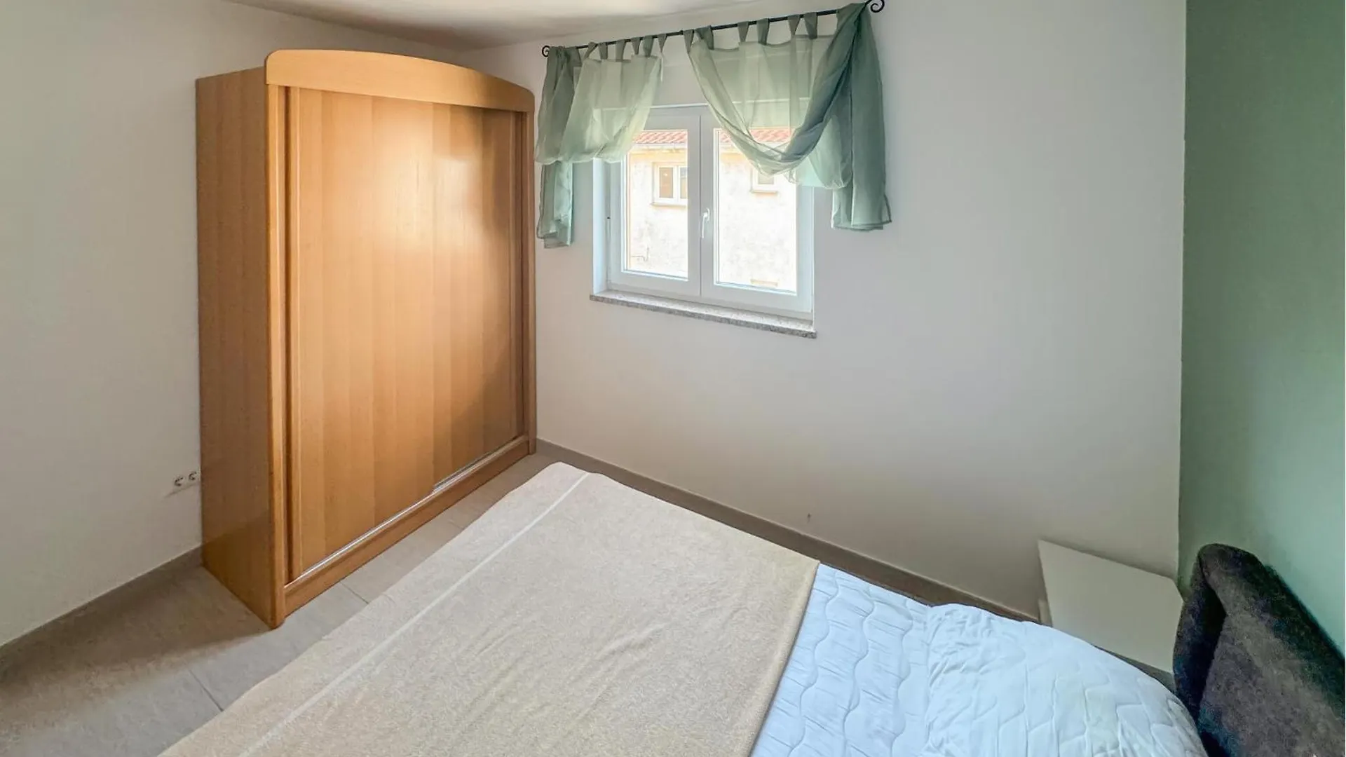 2 Bedroom Lovely Apartment In Omisalj 0*,