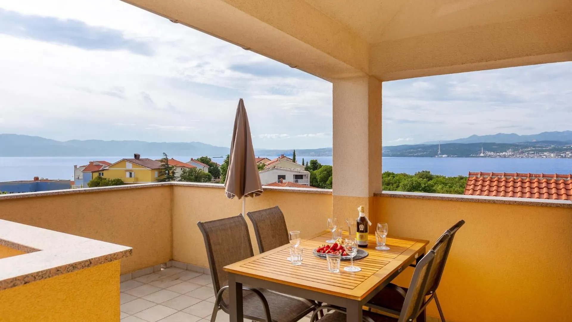 2 Bedroom Lovely Apartment In Omisalj 0*,