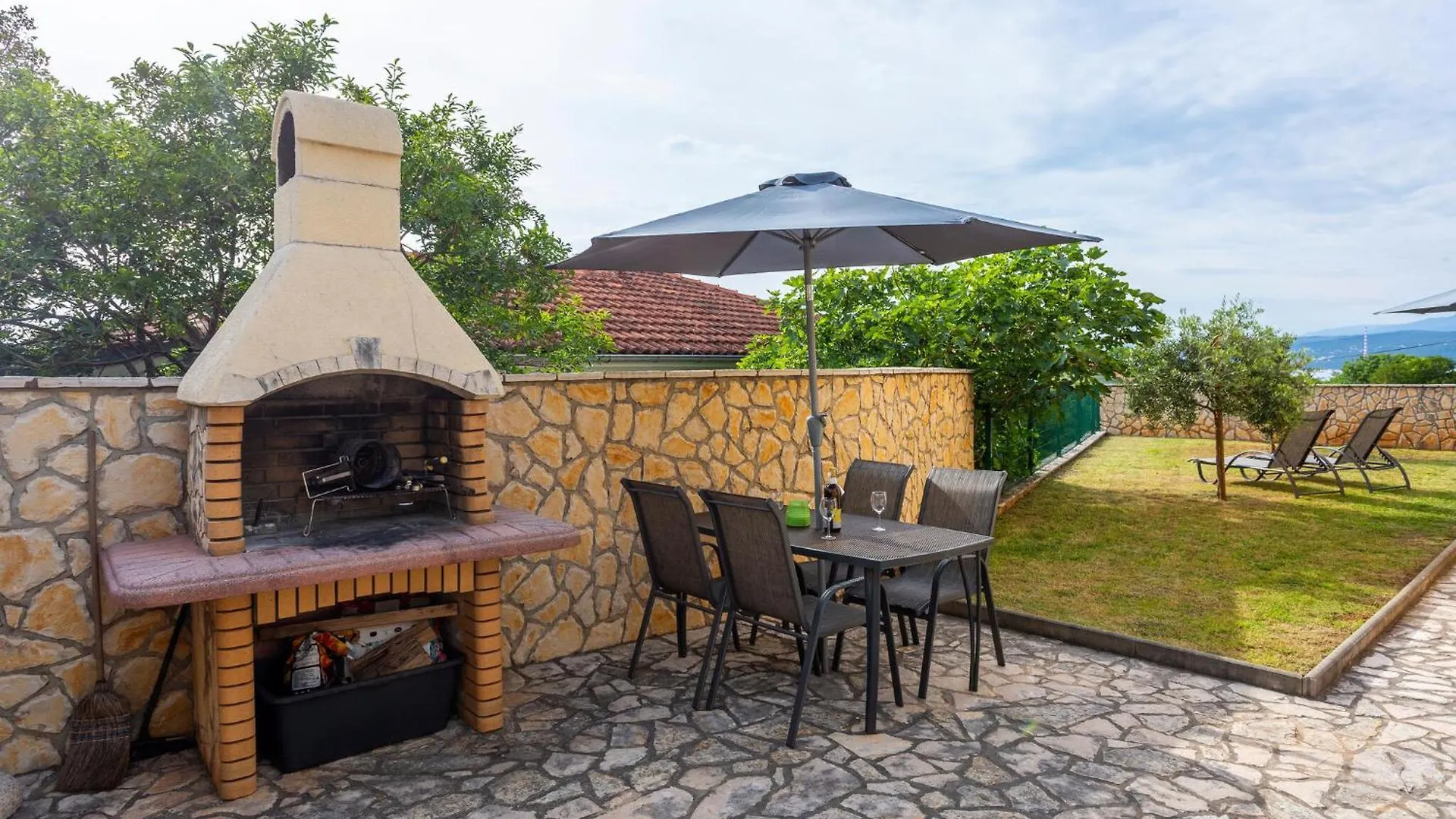 2 Bedroom Lovely Apartment In Omisalj